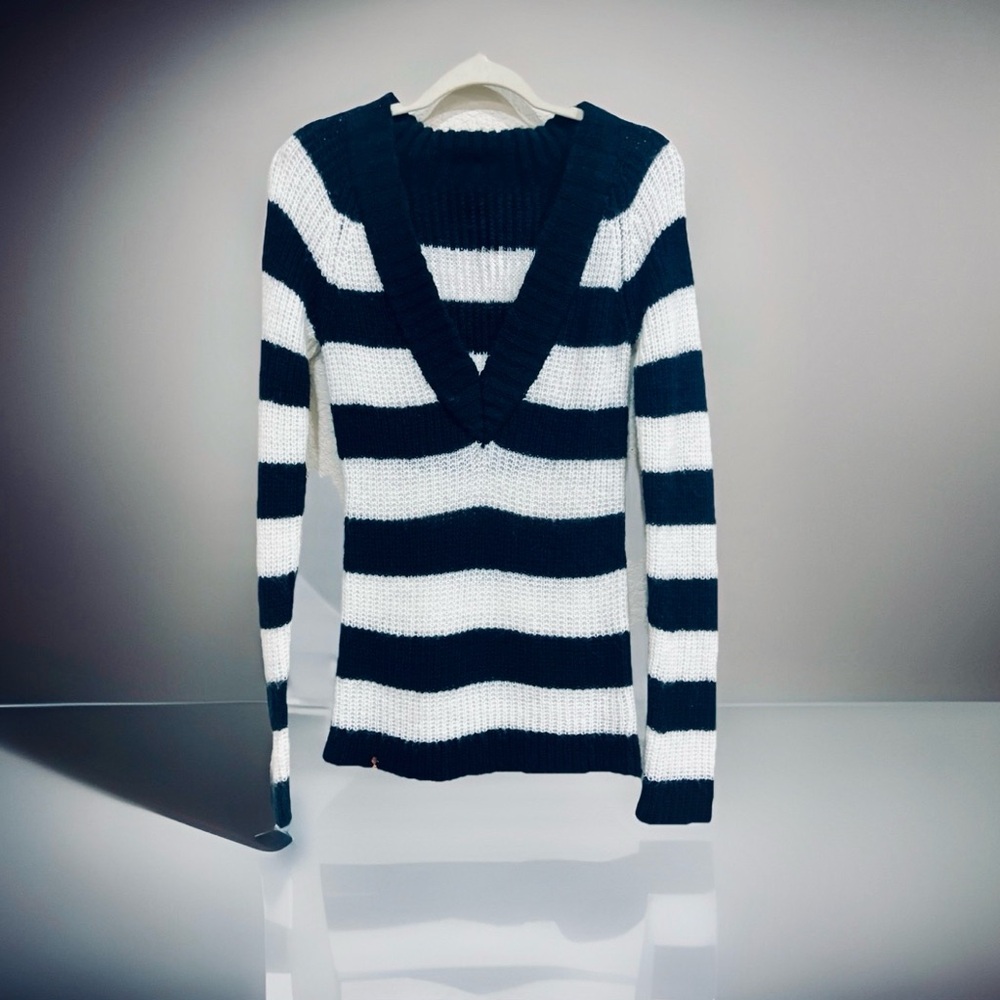 Arizona Jean Company Black and White V-Neck Sweater